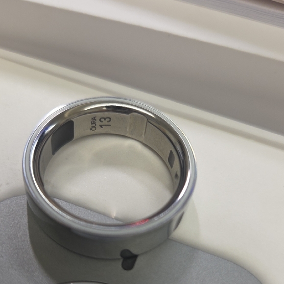 Oura Silver Smart Ring - Picture 2 of 6